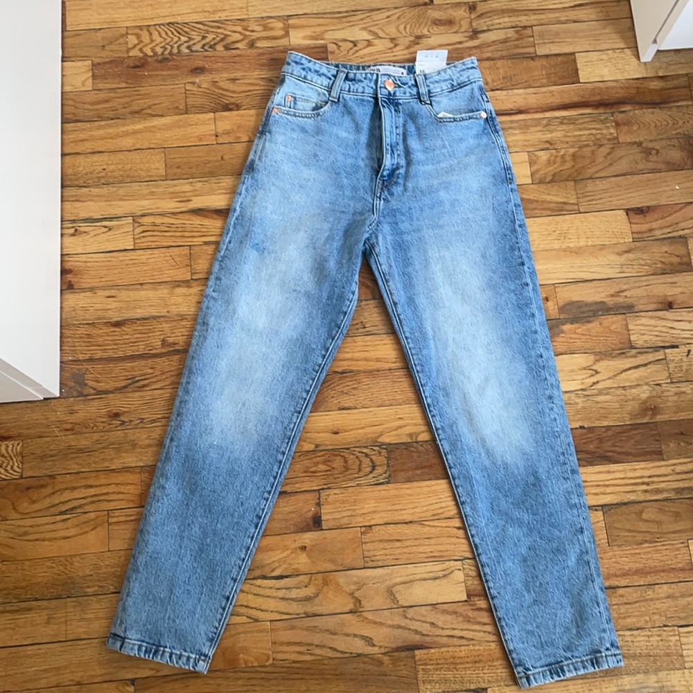 MOM fit light wash jeans!!